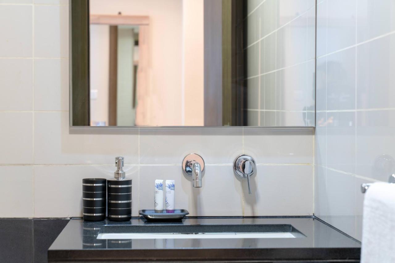 Appartamento Icon Casa Living - Super Loft West Tower Dubai Esterno foto